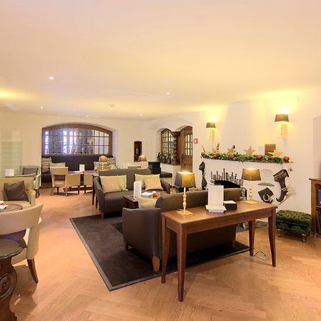 Le Petit Cervin Hotell Zermatt Restaurang bild The lounge at the airport