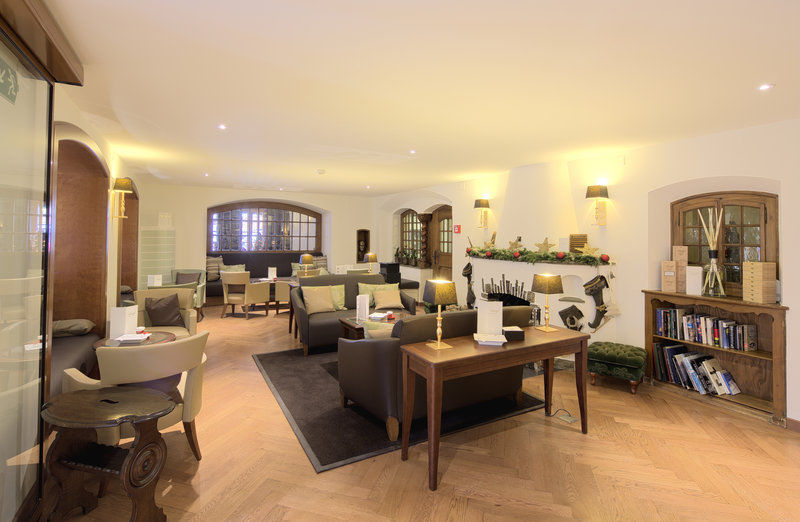 Le Petit Cervin Hotell Zermatt Restaurang bild The lounge at the airport