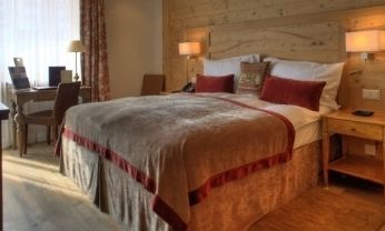Le Petit Cervin Hotell Zermatt Exteriör bild A bed with a bed skirt